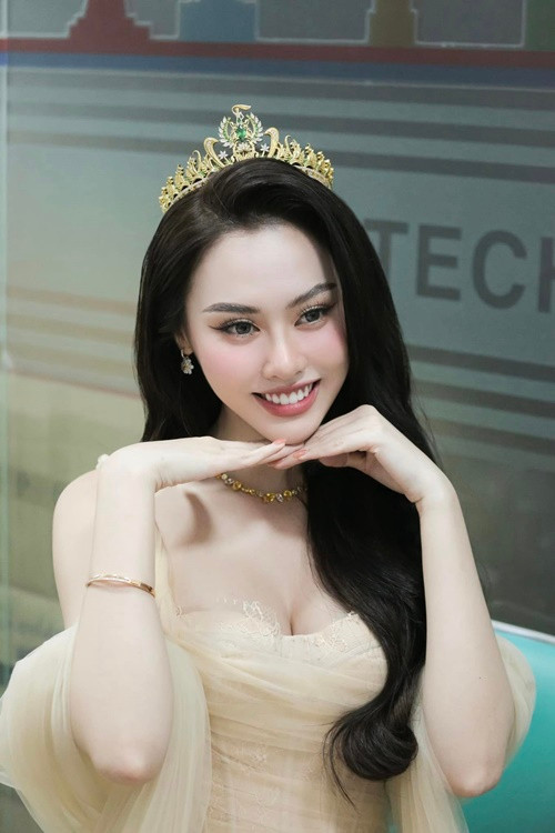 Á hậu Tâm Như chuộng trang phục tôn vòng một.