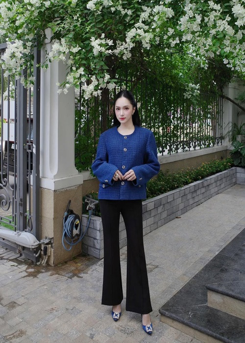 Hương Giang thường xuyên đăng ảnh khoảng sân vườn rộng rãi, cổng cao sang trọng.