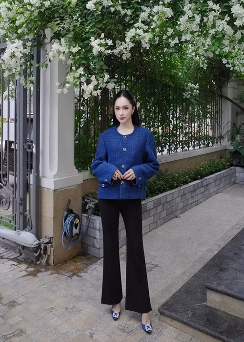 Hương Giang thường xuyên đăng ảnh khoảng sân vườn rộng rãi, cổng cao sang trọng.