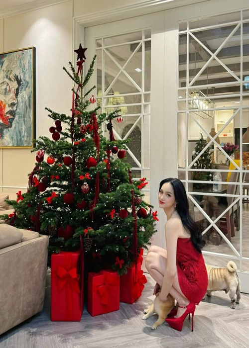 Hương Giang thường xuyên trang hoàng biệt thự lộng lẫy mỗi dịp lễ Tết, Giáng sinh.