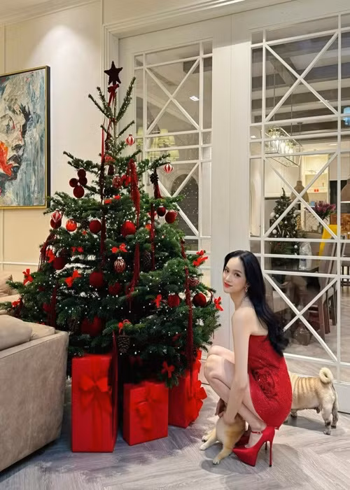 Hương Giang thường xuyên trang hoàng biệt thự lộng lẫy mỗi dịp lễ Tết, Giáng sinh.
