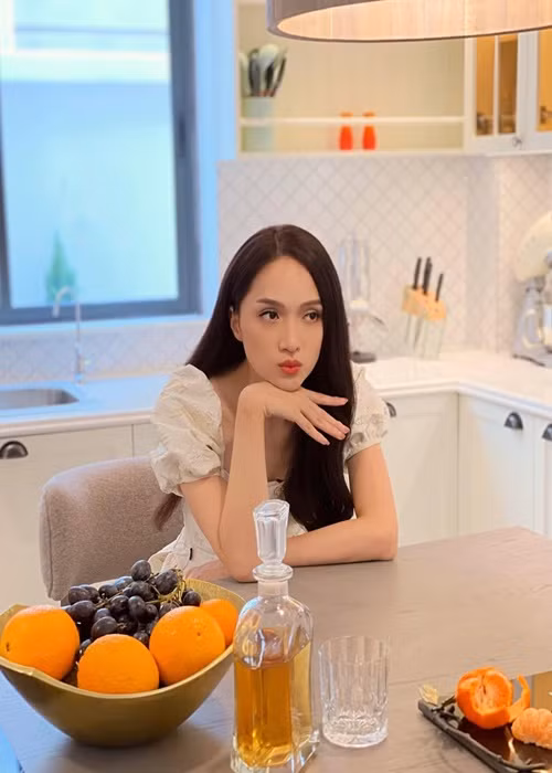 Biệt thự của Hương Giang tại TP HCM rộng 500 m2. Nữ ca sĩ chi 10 tỷ cho thiết kế và thi công tổ ấm.