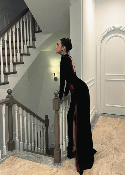 Biệt thự của nàng hậu có tông màu trắng, có nội thất sang trọng, tiện nghi.