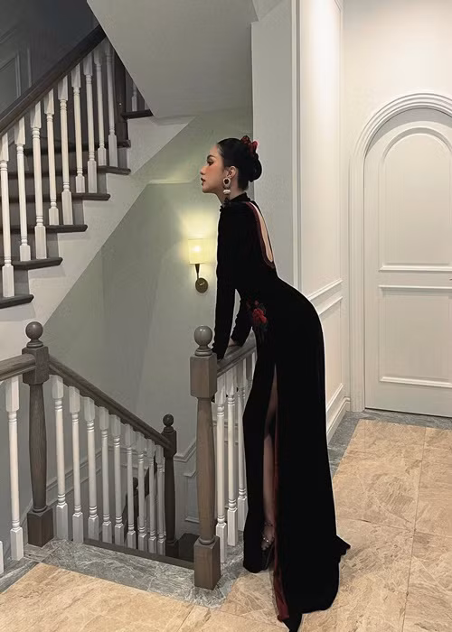 Biệt thự của nàng hậu có tông màu trắng, có nội thất sang trọng, tiện nghi.