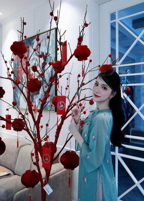 Nữ ca sĩ chuyển giới đăng hình ảnh biệt thự ngập tràn không khí xuân.