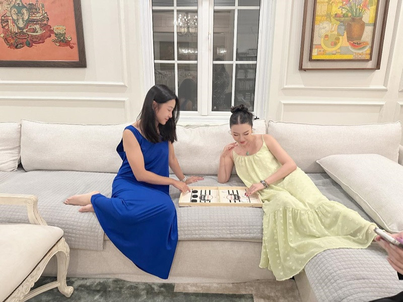 Dự tiệc ở nhà của Tăng Thanh Hà, Phương Khánh và Băng Di diện trang phục gợi cảm vừa đủ. Ảnh: FB Băng Di.