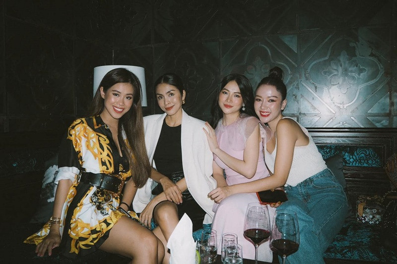 Mỗi dịp hội ngộ, Băng Di, Hà Tăng và Phương Khánh trò chuyện hàng giờ. Ảnh: FB Phương Khánh.