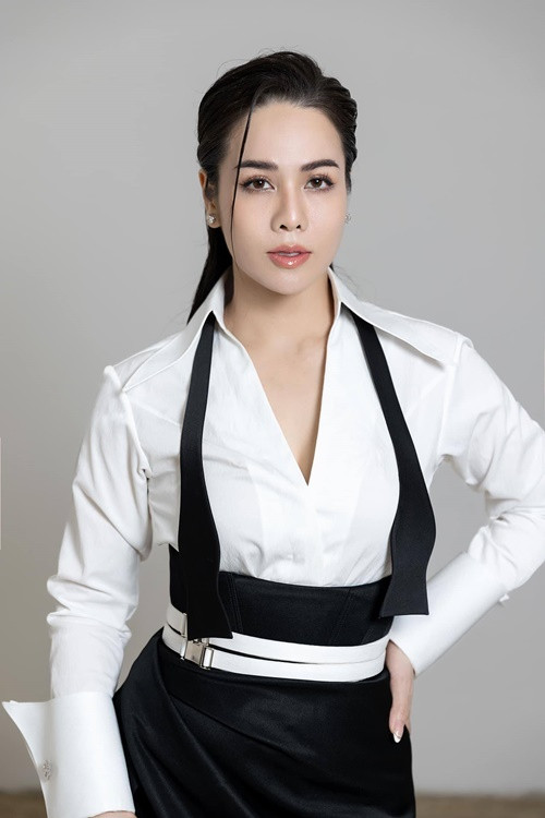 Nhật Kim Anh từng hé lộ một số mối tình khi chưa kết hôn. Mối tình đầu tiên của cô là với một chàng trai lãng mạn. Tuy nhiên, cả hai cứ gần nhau là cãi nhau, thậm chí người đàn ông này còn đánh đập cô. Nhật Kim Anh vẫn yêu cho đến khi bắt gặp bạn trai qua lại với cô gái khác. Sau khi chia tay tình đầu Nhật Kim Anh hai lần có ý định nhảy sông tự tử nhưng không thành vì bị phát hiện. Ảnh: FB Nhật Kim Anh.