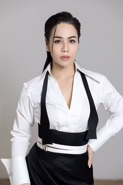 Nhật Kim Anh từng hé lộ một số mối tình khi chưa kết hôn. Mối tình đầu tiên của cô là với một chàng trai lãng mạn. Tuy nhiên, cả hai cứ gần nhau là cãi nhau, thậm chí người đàn ông này còn đánh đập cô. Nhật Kim Anh vẫn yêu cho đến khi bắt gặp bạn trai qua lại với cô gái khác. Sau khi chia tay tình đầu Nhật Kim Anh hai lần có ý định nhảy sông tự tử nhưng không thành vì bị phát hiện. Ảnh: FB Nhật Kim Anh.