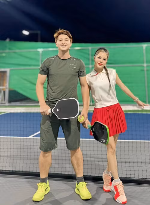 Huỳnh Anh - Bạch Lan Phương cùng tập pickleball, chạy bộ. Ảnh: FB Bạch Lan Phương.