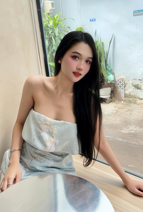 Ngoài đời, người đẹp sinh năm 2003 chuộng váy áo trẻ trung. Ảnh: FB Thu Ngân.