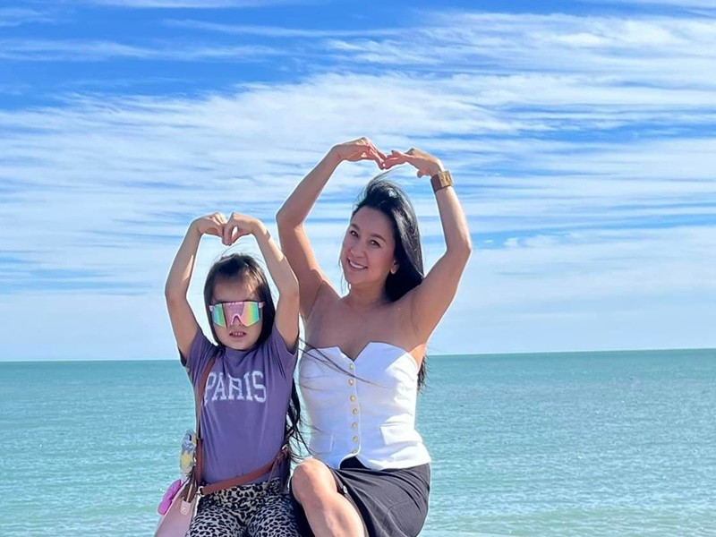 "Biểu tượng gợi cảm" thập niên 90 tươi rói bên con gái đầu lòng.