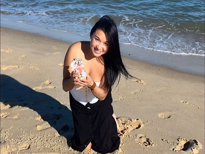 Bà mẹ một con khoe dáng đẫy đà, gợi cảm với áo quây và váy xẻ tà.