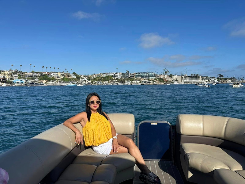 “Tôi biết thân phận của tôi, hiện giờ tôi nặng 54 kg. Tôi cũng thừa hiểu hiện nay tôi đang đứng ở đâu. Nhớ nghề quá. Chỉ vì mập, không thể diện áo dài nên không đủ tự tin đứng trên sân khấu gặp mặt khán giả. Đó là lý do. Xin đừng đồn tôi là bỏ nghề. Tôi không bỏ nghề bao giờ. Tôi không dám hứa. Sau khi xuống đủ 4 kg, tôi sẽ ra mắt khán giả trang Youtube của mình”, nữ diễn viên chia sẻ.