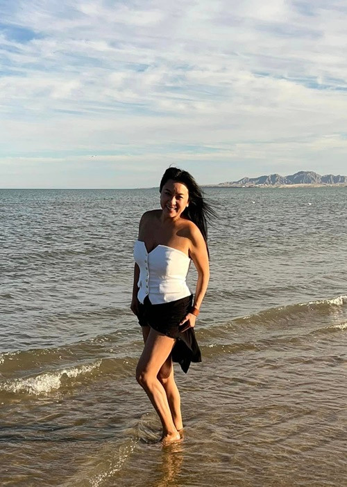 Định cư ở Mỹ nhiều năm qua, nữ diễn viên Y Phụng thường xuyên đi nghỉ dưỡng ở biển.