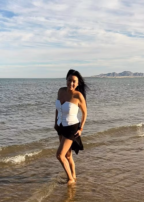 Định cư ở Mỹ nhiều năm qua, nữ diễn viên Y Phụng thường xuyên đi nghỉ dưỡng ở biển.