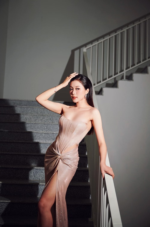 Nàng hậu đến từ Cần Thơ khoe dáng gợi cảm với váy cúp ngực xẻ tà cao. Ảnh: FB Kiều Duy.