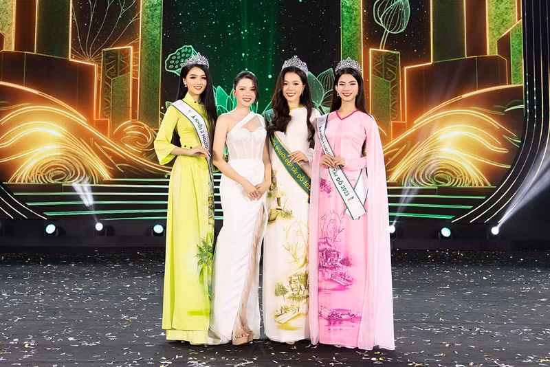 Kiều Duy giành vương miện Người đẹp Tây Đô 2023 vào tháng 12/2023. Ảnh: FB Kiều Duy.