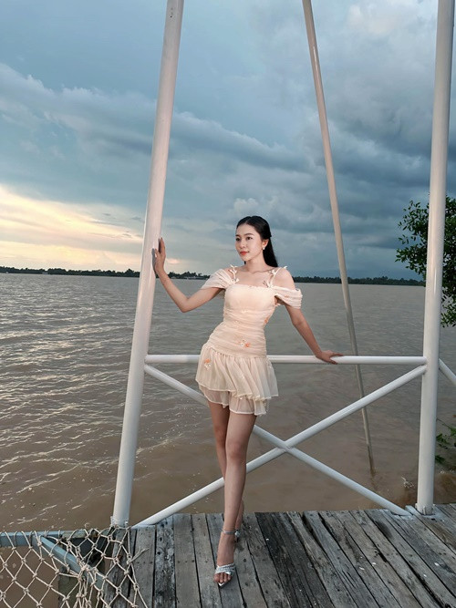 Người đẹp sinh năm 2003 chuộng váy áo nữ tính. Ảnh: FB Kiều Duy.