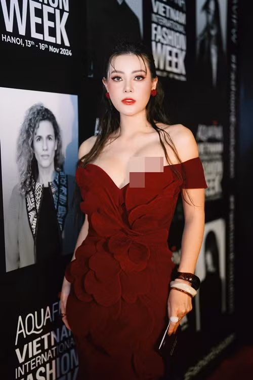 Nữ diễn viên phim Quỳnh búp bê mặc xẻ ngực sâu khiến người đối diện khó rời mắt. Ảnh: FB Thanh Hương.