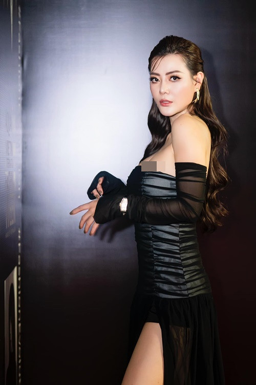 Thanh Hương "o ép" vòng một khi tham gia một sự kiện thời trang. Ảnh: FB Thanh Hương.