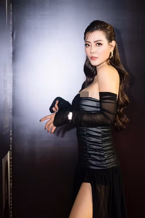 Thanh Hương "o ép" vòng một khi tham gia một sự kiện thời trang. Ảnh: FB Thanh Hương.