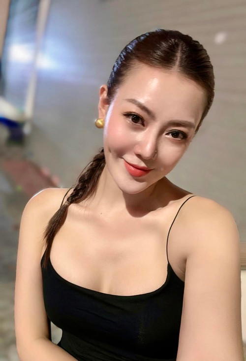 Trong các phim hài Tết, Thanh Hương có tạo hình gợi cảm. Ngoài đời, nữ diễn viên cũng theo đuổi phong cách quyến rũ. Ảnh: FB Thanh Hương.