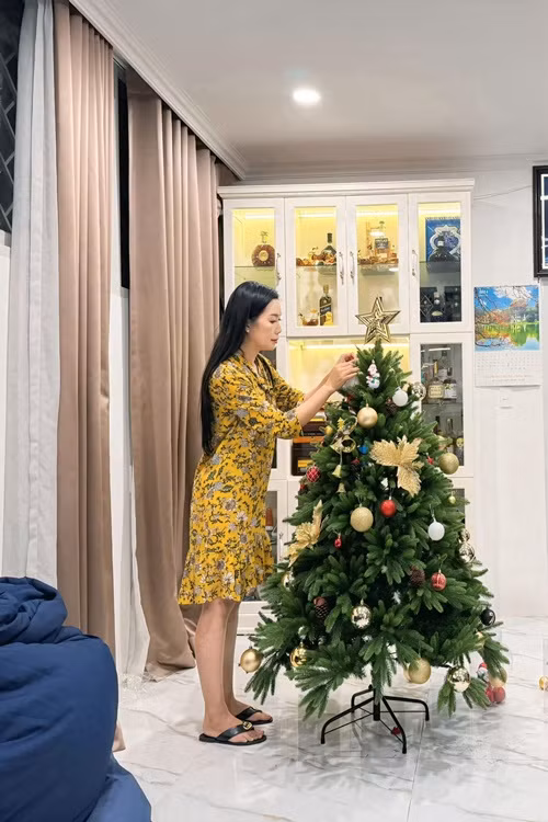 Biệt thự của Trịnh Kim Chi mang tông màu trắng, có nội thất sang trọng, tiện nghi. Mỗi dịp lễ Tết, Giáng sinh, nữ diễn viên trang hoàng nhà cửa lộng lẫy. Ảnh: FB Trịnh Kim Chi.