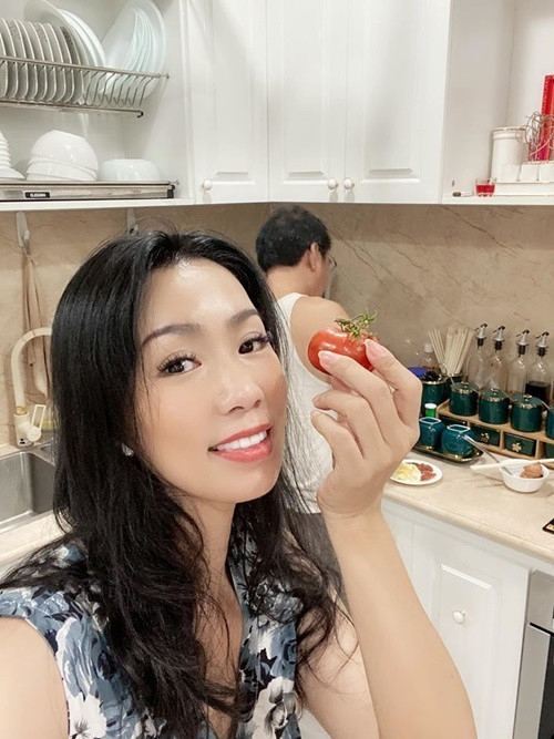 Trịnh Kim Chi chia sẻ trên Tiền Phong, cô là người có năng khiếu về ẩm thực, nên thường xuyên vào bếp nấu ăn cho gia đình. Phía doanh nhân Trấn Phương cũng chia sẻ việc nấu nướng với Trịnh Kim Chi. Ảnh: Vietnamnet.
