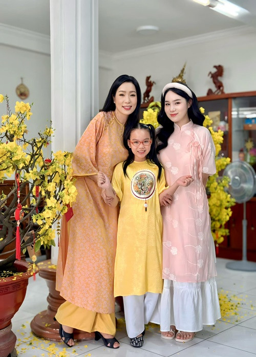 Trịnh Kim Chi thường mua mai vàng về biệt thự để không gian ngập tràn không khí xuân. Ảnh: FB Trịnh Kim Chi.