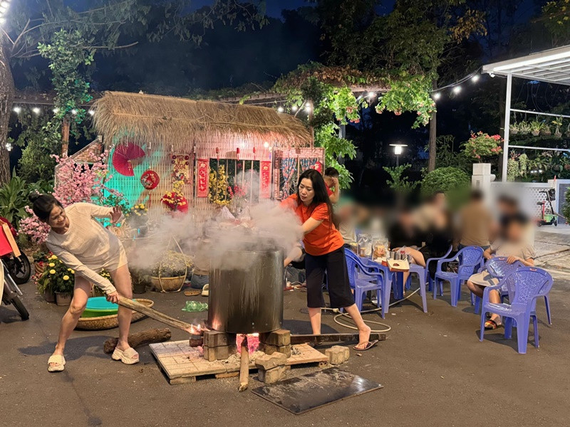 Dịp Tết Nguyên đán 2024, Trịnh Kim Chi nấu bánh chưng cùng người thân và bạn bè. Nữ diễn viên từng chia sẻ trên Znews, cô yêu thích không khí cận Tết bởi đây là thời gian cả nhà gặp gỡ, trò chuyện. Trịnh Kim Chi gói những chiếc bánh chưng làm quà Tết cho người thân, họ hàng, hàng xóm và các đối tác công việc. Ảnh: FB Trịnh Kim Chi.