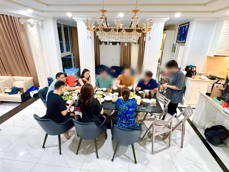 Vợ chồng Trịnh Kim Chi thường xuyên mời người thân, bạn bè đến nhà ăn uống. Ảnh: FB Trịnh Kim Chi.