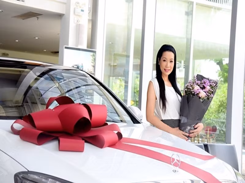 Năm 2016, nhân dịp đón tuổi mới, Trịnh Kim Chi được ông xã đại gia tặng xe hơi 5 tỷ đồng. Trịnh Kim Chi cho biết, cô trân quý từng món quà doanh nhân Trấn Phương tặng dù là nhỏ nhất. Ảnh: Người Đưa Tin.
