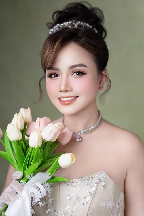Trước đó, thi thoảng, Hoàng Yến đăng tải hình ảnh mặc váy cô dâu.