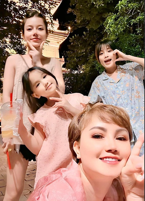 Hoàng Yến chia sẻ trên Vietnamnet, 3 người con gái như là liều thuốc kháng sinh chữa lành mọi vết thương của cô.