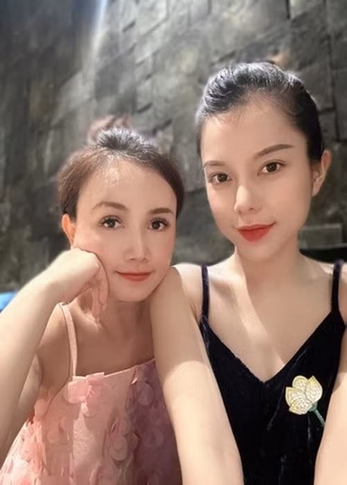 Con gái đầu lòng của diễn viên phim Về nhà đi con tên Yến My, sinh năm 1993.