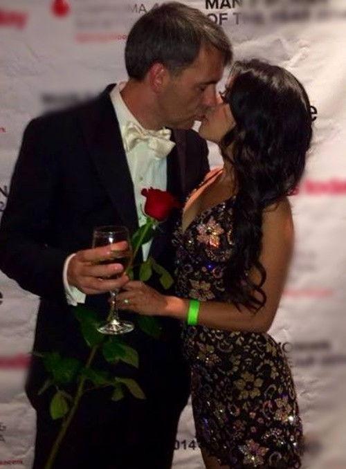 Nữ ca sĩ và chồng ngoại quốc hôn nhau say đắm trong một sự kiện năm 2014.