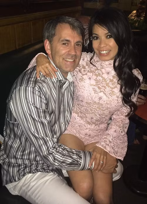 "Em là lý do tại sao anh thức dậy vào mỗi buổi sáng. Em là lý do tại sao anh cố gắng tạo nên một ngôi nhà đẹp", chồng Bích Tuyền viết.