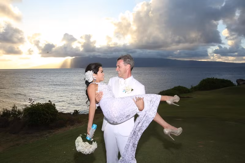 Bích Tuyền được chồng tỷ phú bồng bế trong đám cưới bên bờ biển.