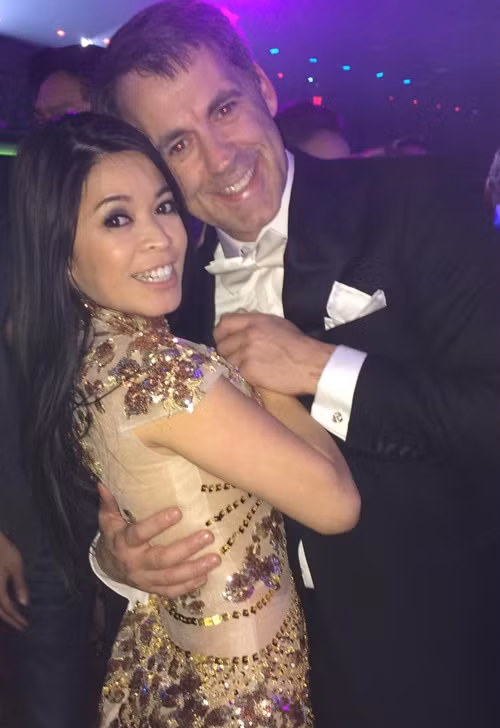 Kỷ niệm 10 năm ngày cưới, tỷ phú Gerard cho biết, anh yêu Bích Tuyền ngay từ khoảnh khắc cả hai mới gặp nhau.