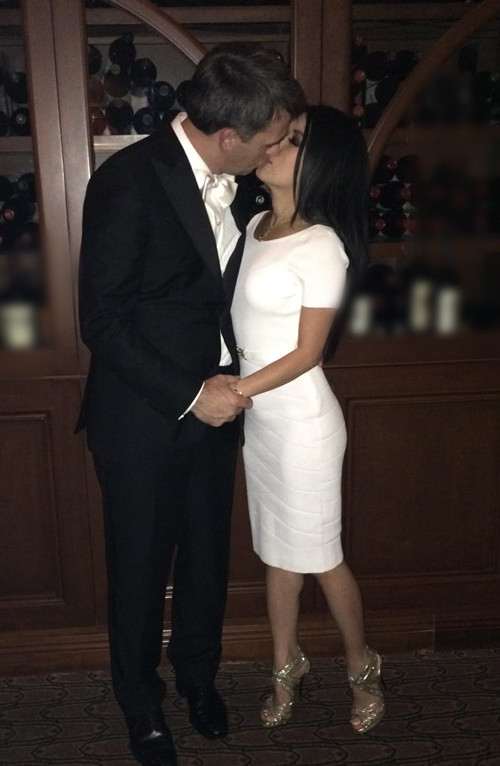 10 năm kết hôn, vợ chồng Bích Tuyền có nhiều khoảnh khắc tình tứ bên nhau.