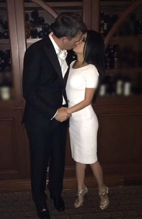 10 năm kết hôn, vợ chồng Bích Tuyền có nhiều khoảnh khắc tình tứ bên nhau.