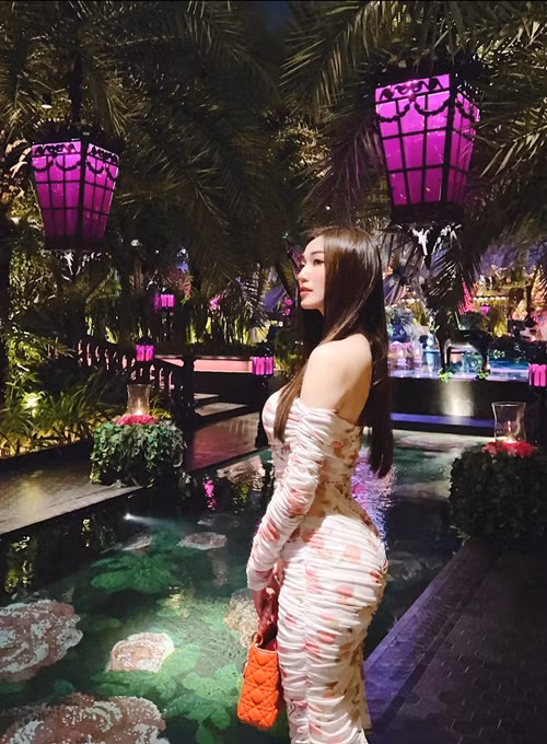 Nữ người mẫu đặt mục tiêu số đo vòng ba lên đến 110 cm.