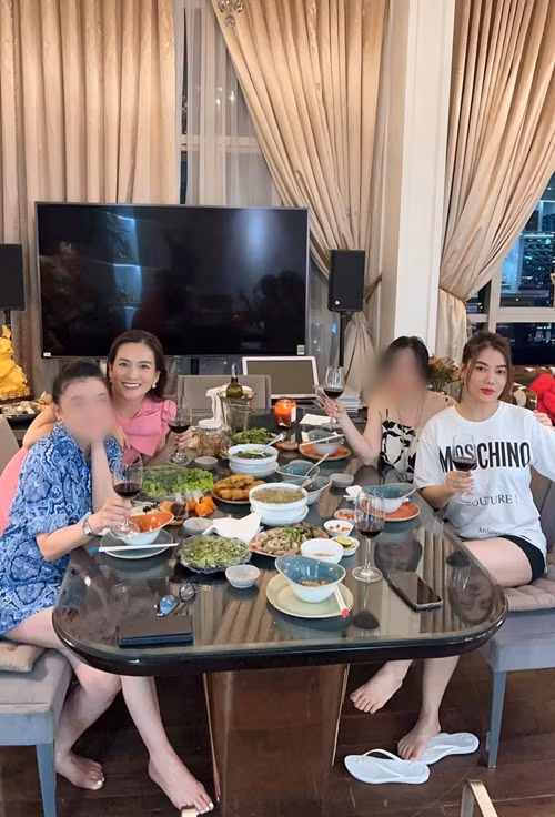 Nữ diễn viên phim Hương ga vào bếp nấu ăn mỗi khi bạn bè đến nhà chơi.