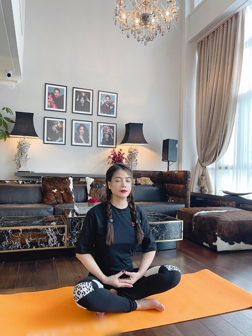 Trương Ngọc Ánh thường xuyên tập yoga, gym ngay tại nhà.