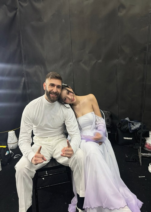 Người đẹp chia sẻ hình ảnh tựa vai bên bạn nhảy. Ảnh: Instagram An Min Young.