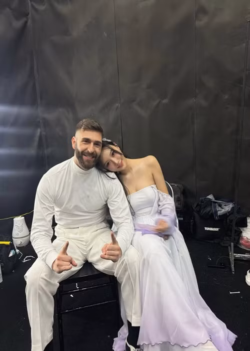 Người đẹp chia sẻ hình ảnh tựa vai bên bạn nhảy. Ảnh: Instagram An Min Young.