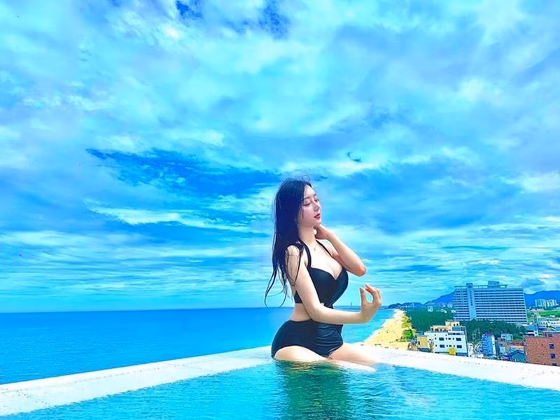 Đối thủ của Phương Oanh có vóc dáng đồng hồ cát tuyệt đẹp. Ảnh: Instagram An Min Young.