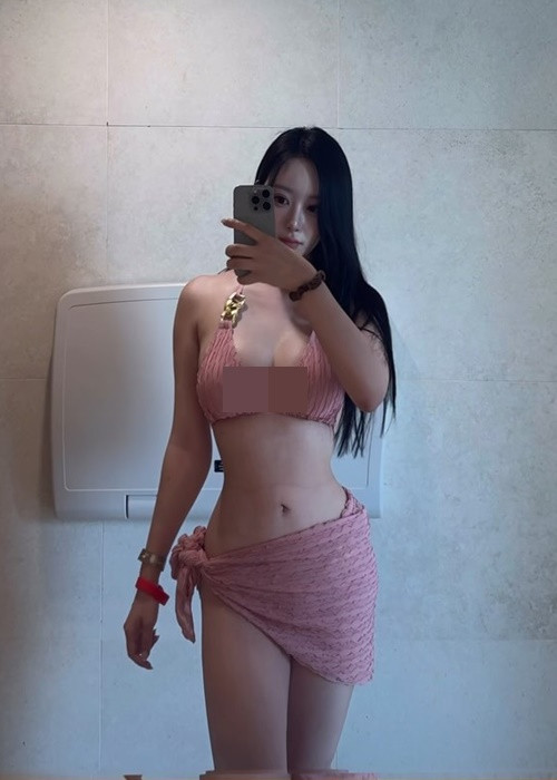 Chân dài sinh năm 1998 được khen đẹp như búp bê sống. Ảnh: Instagram An Min Young.