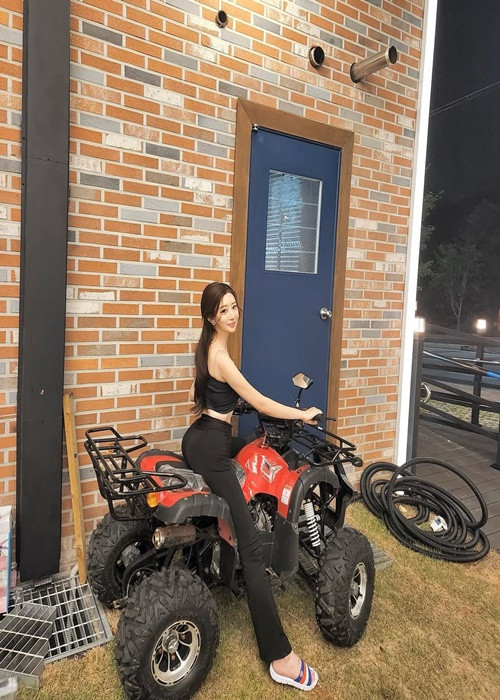 Min Young chuộng váy áo tôn vóc dáng tuyệt mỹ của mình. Ảnh: Instagram An Min Young.